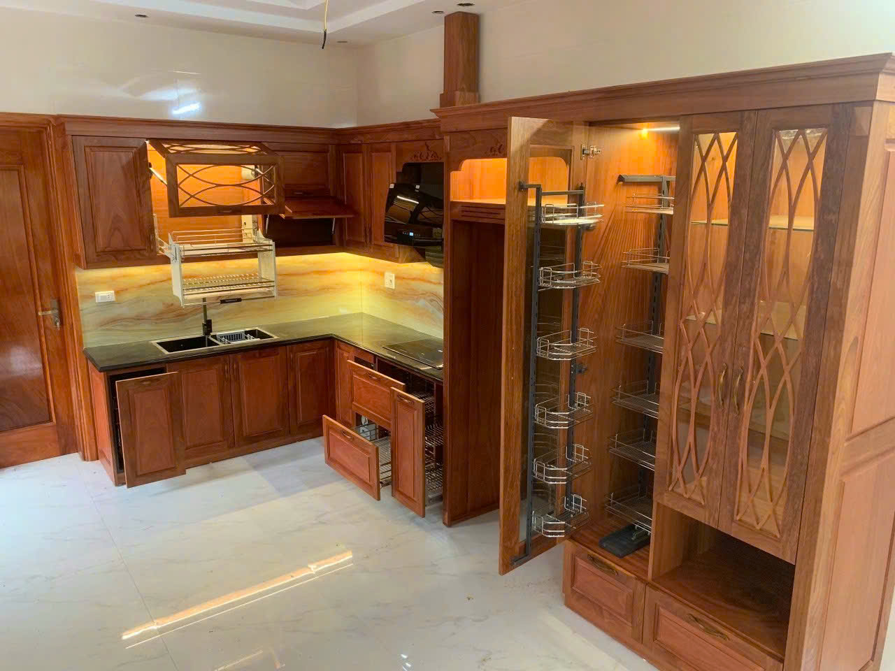 Tủ bếp Gõ đỏ 24
